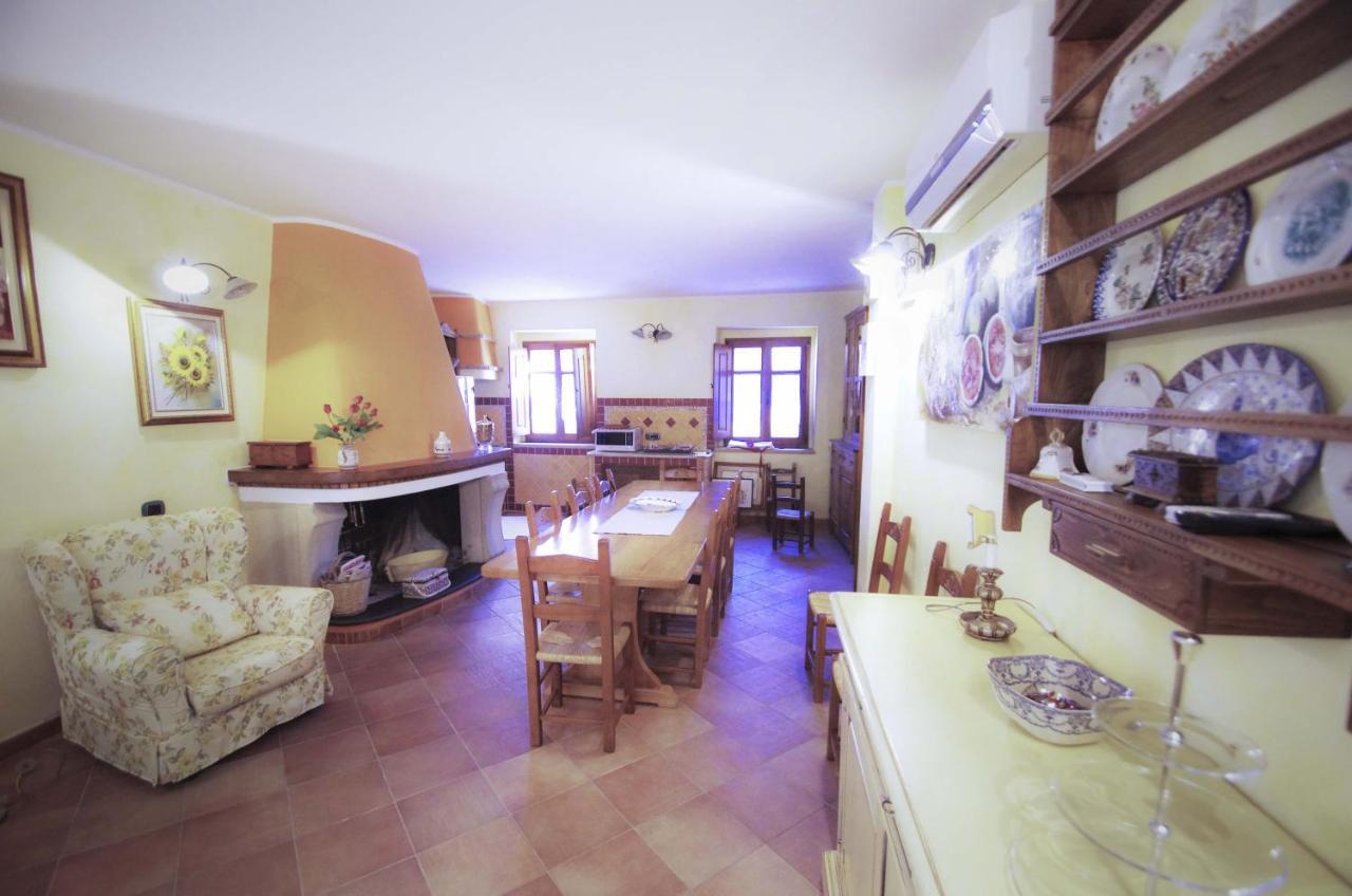 Casa De Ajala - B&B De Charme In Antica Dimora Totalmente Ristrutturata E Dotata Di Tutti I Confort Bagni Privati Spazio Living Patio Esterno Ambienti Climatizzati Degustazioni Prodotti Locali Laconi Exterior photo