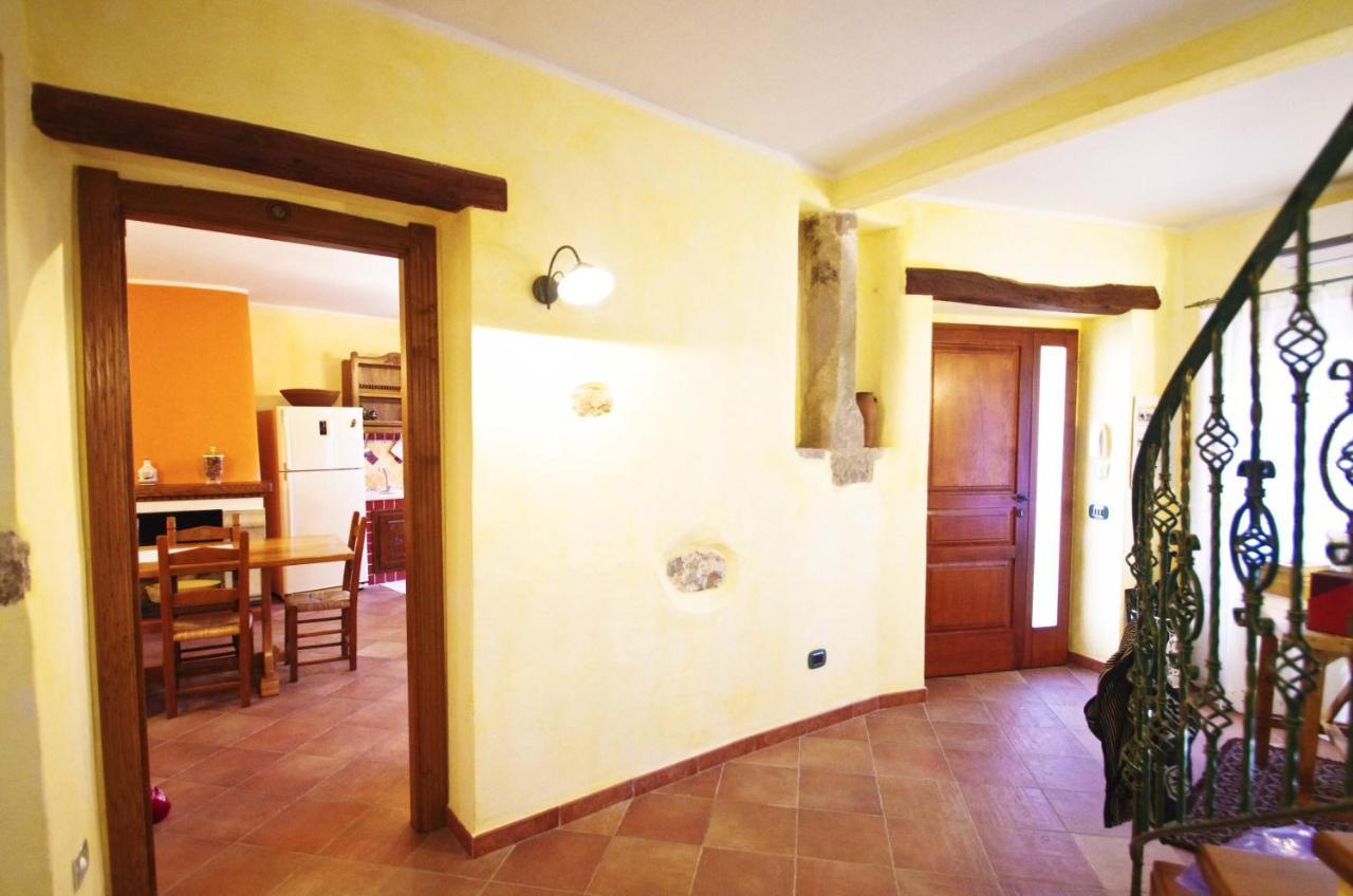 Casa De Ajala - B&B De Charme In Antica Dimora Totalmente Ristrutturata E Dotata Di Tutti I Confort Bagni Privati Spazio Living Patio Esterno Ambienti Climatizzati Degustazioni Prodotti Locali Laconi Exterior photo