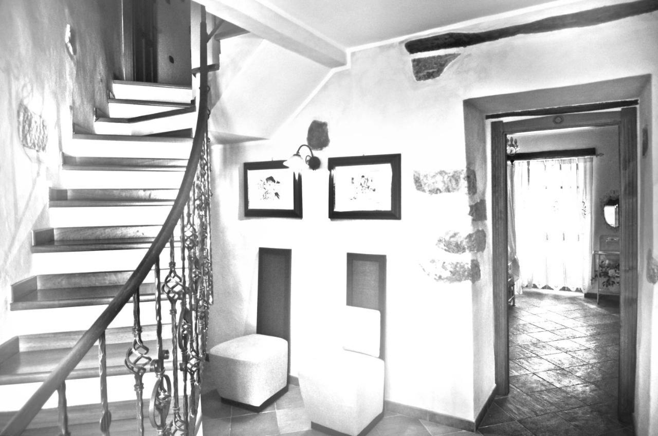 Casa De Ajala - B&B De Charme In Antica Dimora Totalmente Ristrutturata E Dotata Di Tutti I Confort Bagni Privati Spazio Living Patio Esterno Ambienti Climatizzati Degustazioni Prodotti Locali Laconi Exterior photo