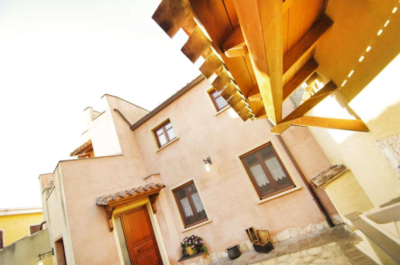 Casa De Ajala - B&B De Charme In Antica Dimora Totalmente Ristrutturata E Dotata Di Tutti I Confort Bagni Privati Spazio Living Patio Esterno Ambienti Climatizzati Degustazioni Prodotti Locali Laconi Exterior photo