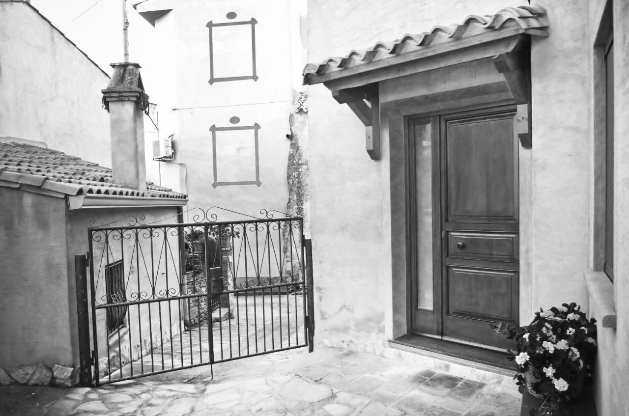 Casa De Ajala - B&B De Charme In Antica Dimora Totalmente Ristrutturata E Dotata Di Tutti I Confort Bagni Privati Spazio Living Patio Esterno Ambienti Climatizzati Degustazioni Prodotti Locali Laconi Exterior photo