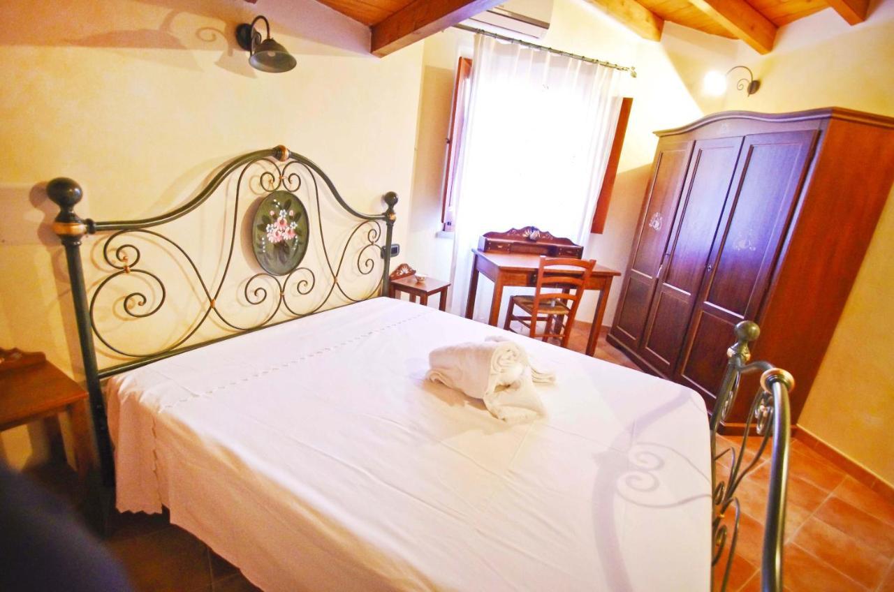 Casa De Ajala - B&B De Charme In Antica Dimora Totalmente Ristrutturata E Dotata Di Tutti I Confort Bagni Privati Spazio Living Patio Esterno Ambienti Climatizzati Degustazioni Prodotti Locali Laconi Exterior photo